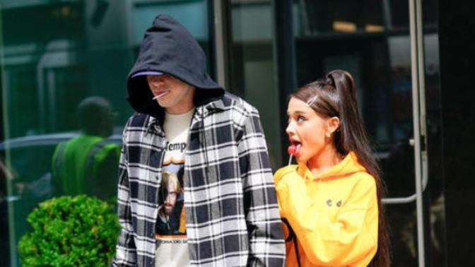 Ünlü Şarkıcı Ariana Grande’nin Yaladığı Lolipop 50 Bin Dolara Satışa Çıkarıldı!