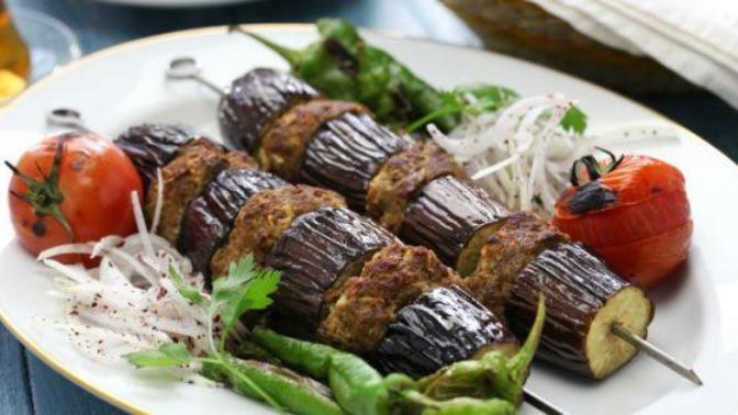 Karşınızda Mis Kokusuyla Bütün Evi Saracak Patlıcan Kebabı