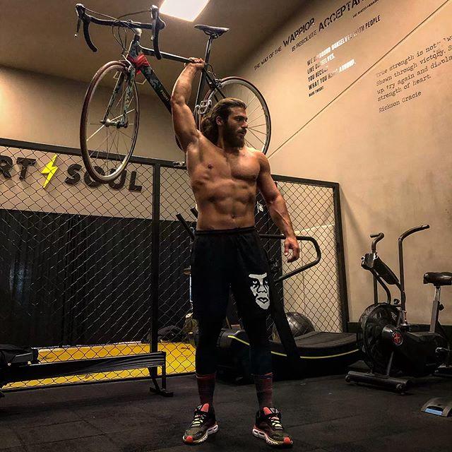 Can Yaman'ın Kasları Instagram'ı İkiye Böldü (Foto Galeri)