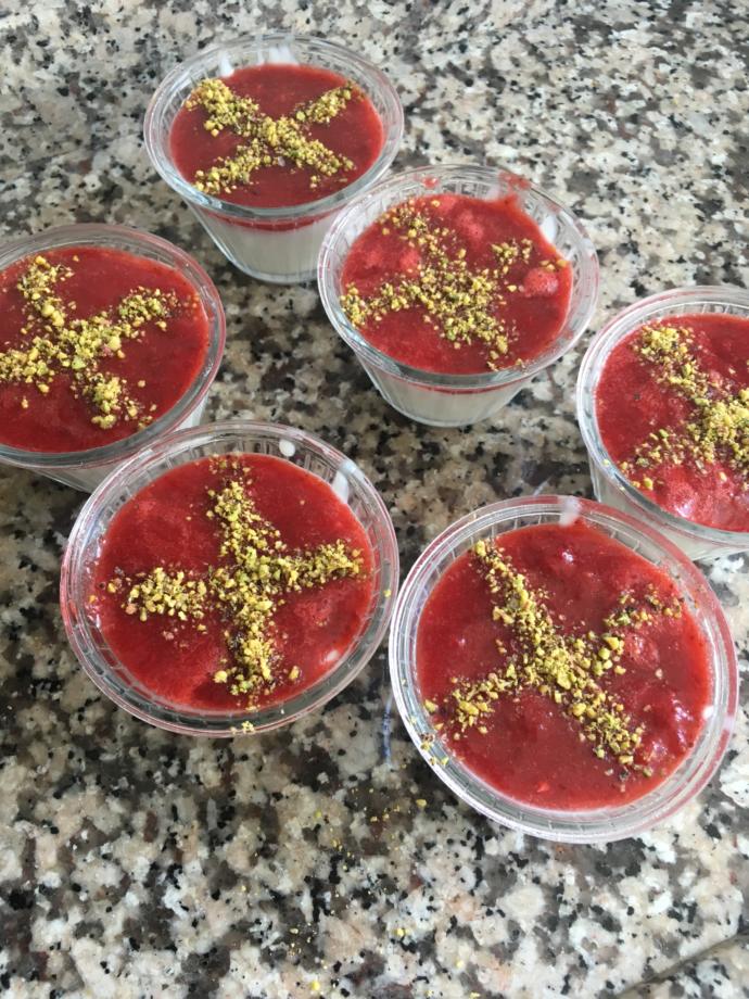 Tadına Bayılacağınız Çilek Soslu Muhallebi Tarifi!