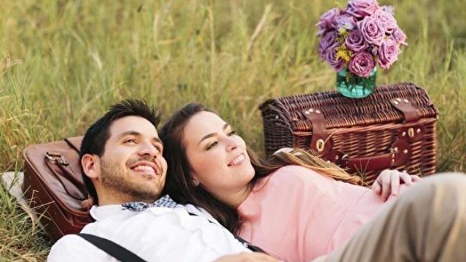 "Seni Seviyorum" Diyemeyen Sevgilinizin Sizi Sevdiğini Anlamanızı Sağlayacak İşaretler
