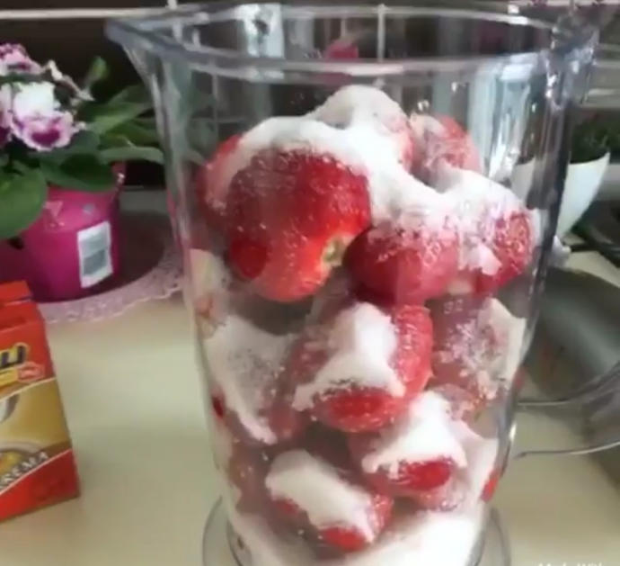 Sımsıcak Havalarda Mis Gibi Bir Tat: Çilekli Dondurma 🍧😍