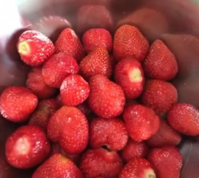 Sımsıcak Havalarda Mis Gibi Bir Tat: Çilekli Dondurma 🍧😍