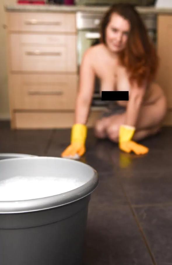 Erkeklerin Evlerini Tamamen Çıplak Olarak Saatliği 73 Dolara Temizleyen Kadın! (Foto Haber)
