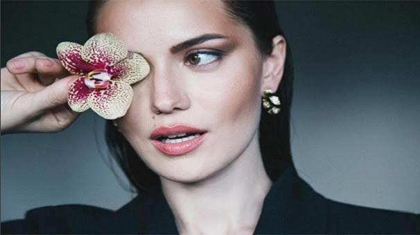 Dişlerine Güvenen Şöyle Gelsin! Fotoğraflarında Yarı Aralık Ağız Pozundan Vazgeçmeyen 6 Ünlü!
