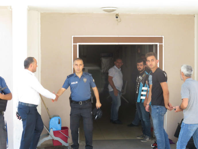 Saldırganları Kapıda Karşılayan Polis Amiri