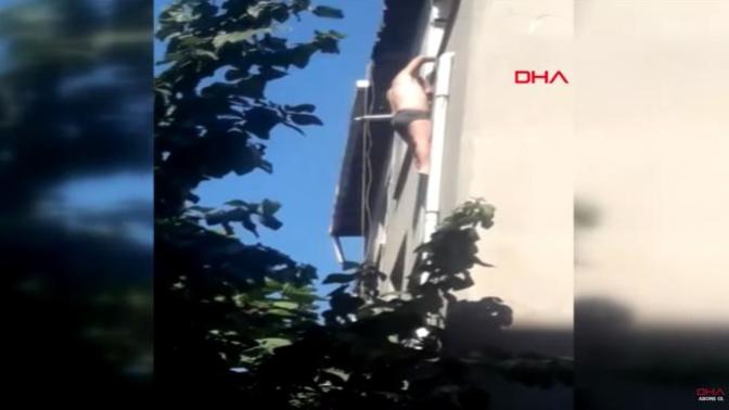 Acemi Çapkın Yarı Çıplak Halde Balkondan Sarkarak Yardım İstedi!..