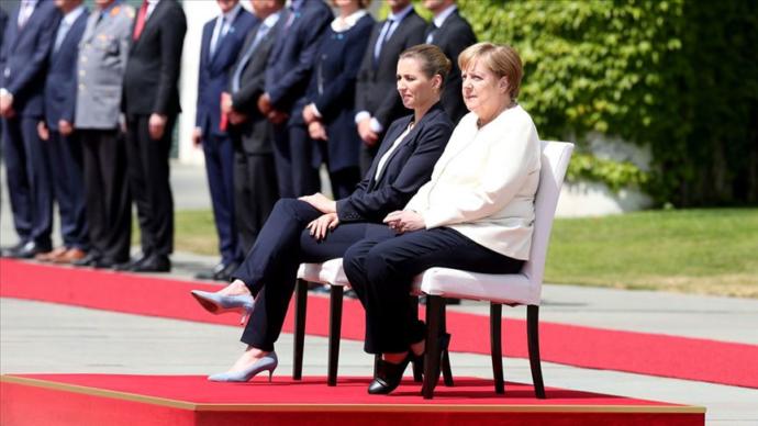 Angela Merkel Titreme Nöbeti Geçirmemesi İçin Sandalyede