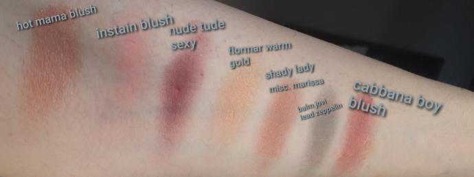 The blush yazanlar allık flormar yazan ise bana hediye gelen ayrı bir far