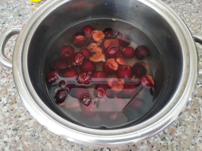 Yiyenlerin Bir Tabak Daha İsteyeceği; Görüntüsüyle Gözleri, Tadıyla Ağızları Şenlendirecek Bir Tatlı: Vişneli Tart Pasta
