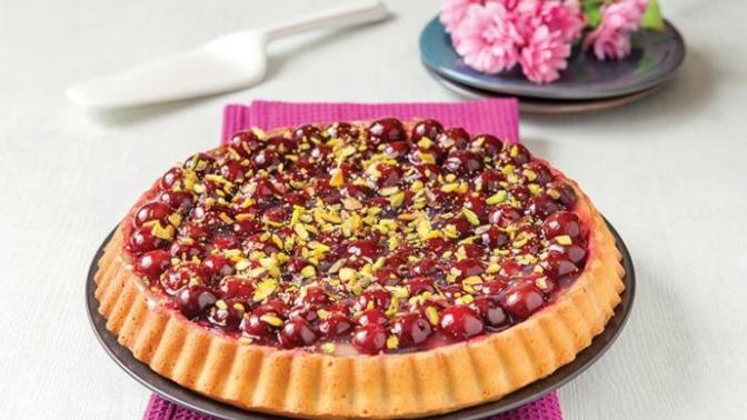 Yiyenlerin Bir Tabak Daha İsteyeceği; Görüntüsüyle Gözleri, Tadıyla Ağızları Şenlendirecek Bir Tatlı: Vişneli Tart Pasta