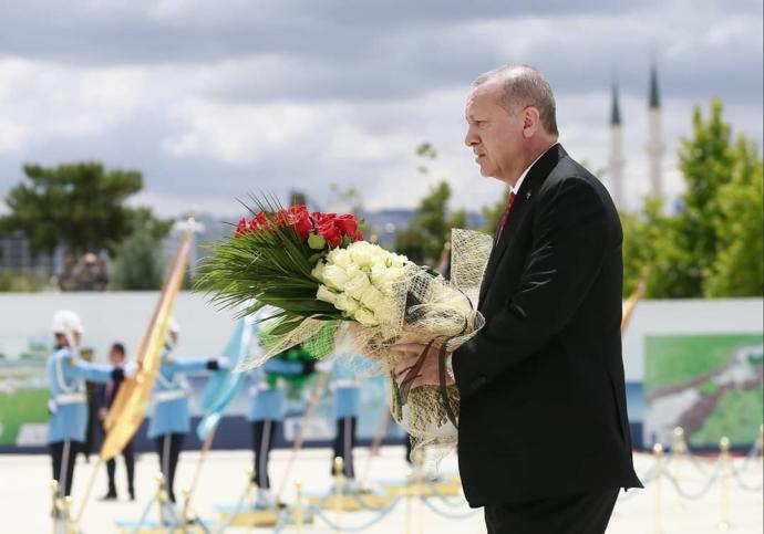 Cumhurbaşkanı Erdoğan, 15 Temmuz Şehitler Abidesi'ne Çiçek Bıraktı
