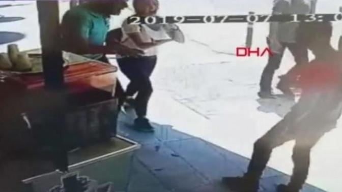 Genç Kız Önce Esnaftan Yardım İstedi, Sonra Yardım Eden Kişiye Tepki Gösterdi!