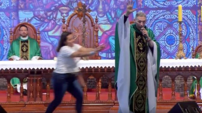 "Şişman Kadınlar Cennete Gidemez" Diyen Papaz Sahneden Aşağı İtildi!