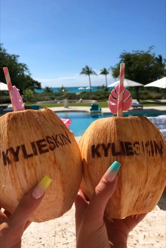 Kylie Jenner'ın Markası KylieSkin İçin Düzenlediği Partiden Detaylar