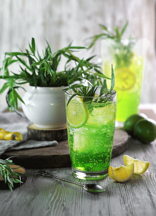 Yaz Sıcaklarından Bunalanların İçlerini Serinletecek Limonata Tarifim!