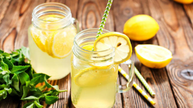 Yaz Sıcaklarından Bunalanların İçlerini Serinletecek Limonata Tarifim!