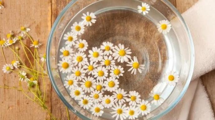 Sağlıklı Saç Rengi Açma Yöntemi: Papatya Suyu 🌼