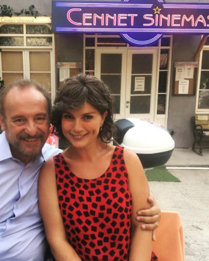 Keşke hiç büyümeseydikdizi setinden bir fotoğraf karesi. Ege Aydan ve Açelya Akkoyun