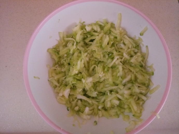 Sıcak Yaz Günlerinde İçinizi Serinletecek Bir Salata: Kabak Salatası