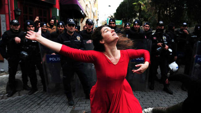 Toplumsal Olaylarda En Güçlü Olan Kadınlar Mıdır?