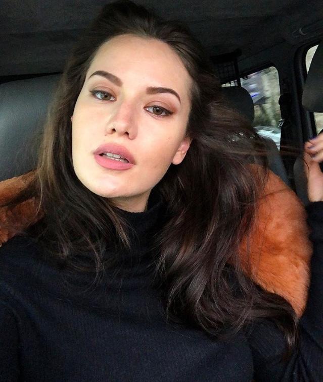 İkizler kadını; Fahriye Evcen