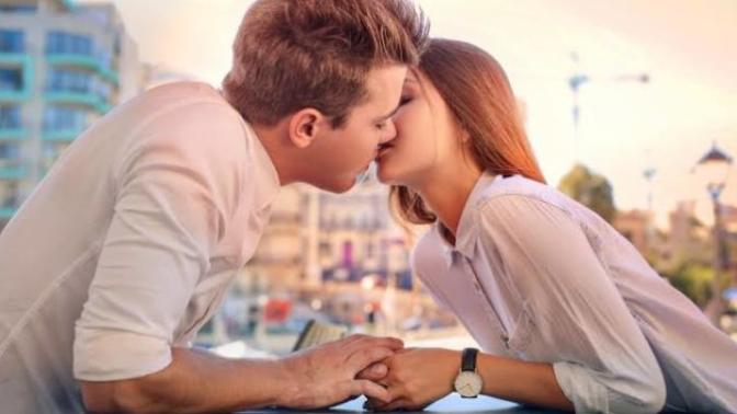 Öpüşmenin Mucize Gibi Görünen 9 Faydası!