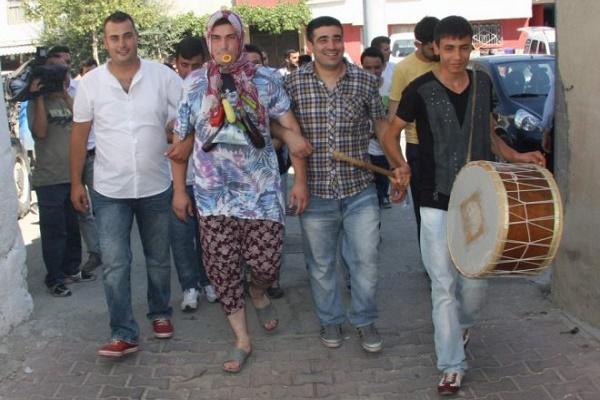Damadı Düğünden Soğutan Geleneksel İşkenceler