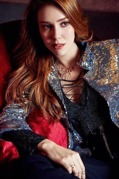 Aslan kadını; Elçin Sangu