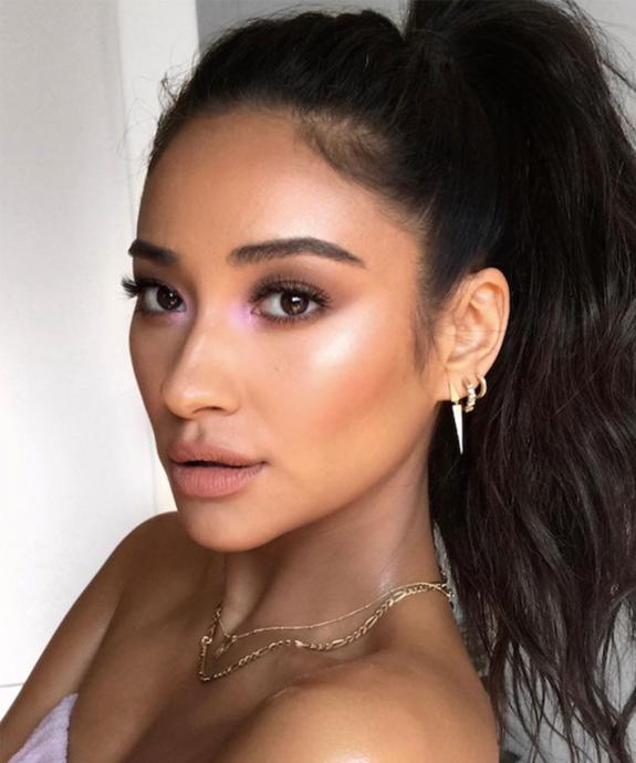 Shay Mitchell hafif pembe far ile