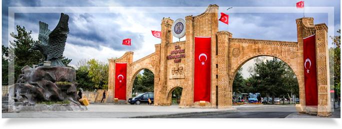 Her mezununun fotoğraflarında olmazsa olmazı kartal heykeli ve Atatürk Üniversitesi