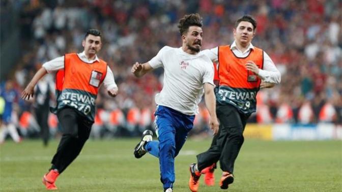 “Deli Mi Ne” Kanalının Sahibi Sahaya Atlayıp Ne Elde Etti?