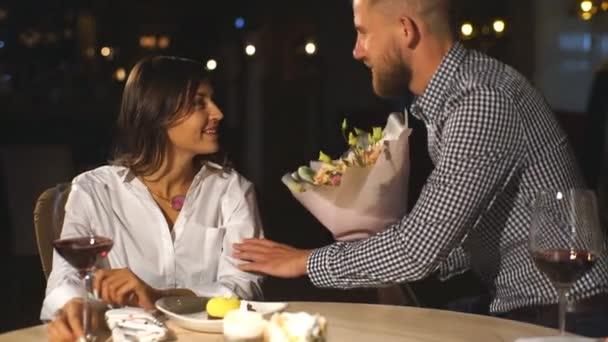 Karşı Cinsle Olan İlk Buluşmada Yapılmaması Gereken 7 Hareket!