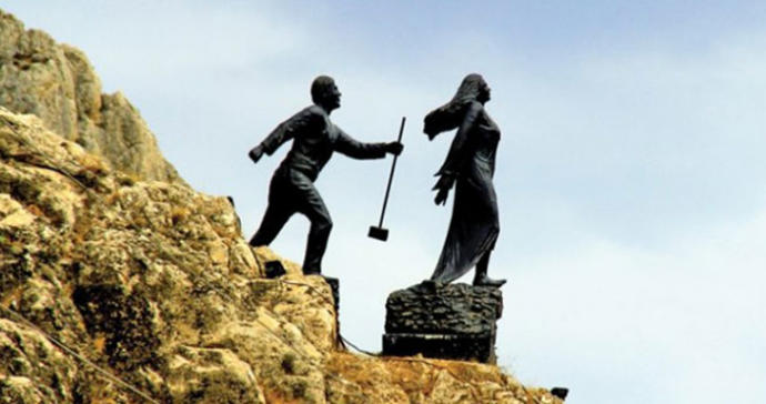 Aşkın Pençesine Takılmış İnsanlar