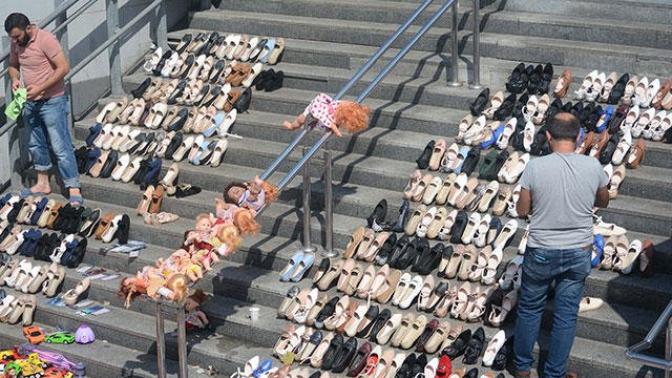 Esnaf, Selde Zarar Gören Ürünlerini Kurutmak İçin Merdivenlere Dizdi (Eminönü)
