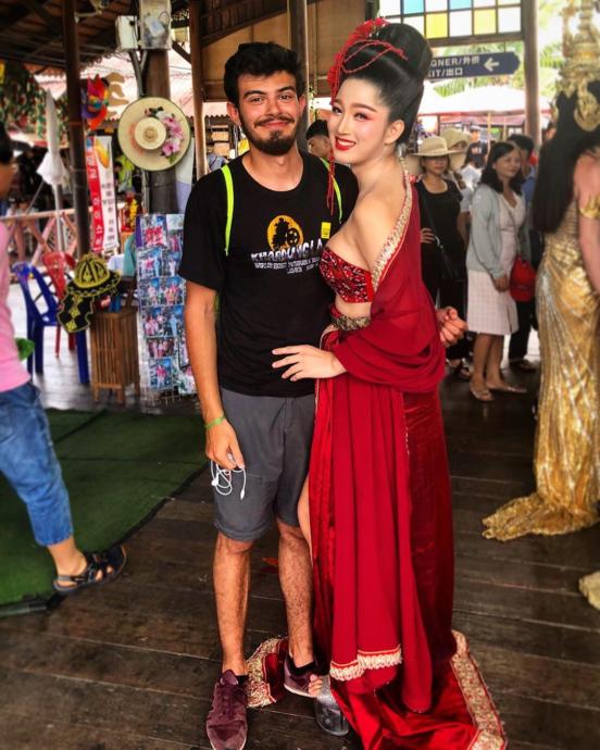 'Anne bir gelin işi vardı, çözüyorum o işi beklemede kal' notuyla paylaştığı foto :) Tayland