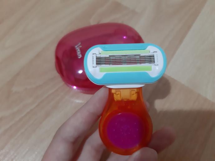 Tıraş Bıçağı ile Pürüzsüz Bacakların Sırrını Açıklıyorum!