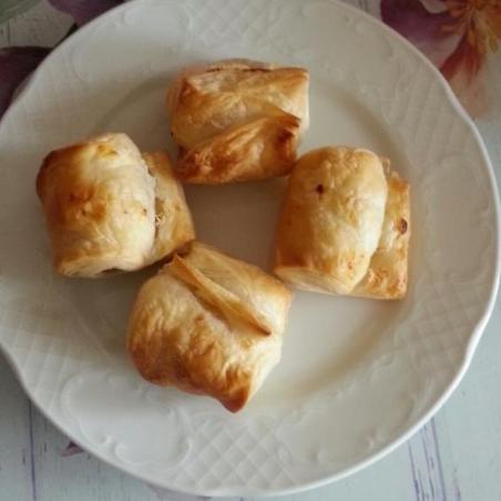 Kısa Sürede Az Malzemeyle Hazırlayabileceğiniz Pratik Bir Tarif: Patatesli Milföy Rulo Börek!