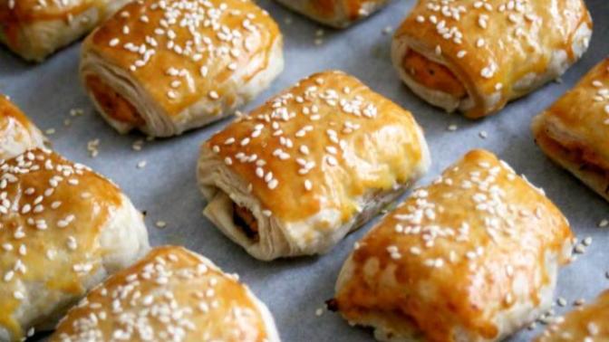 Kısa Sürede Az Malzemeyle Hazırlayabileceğiniz Pratik Bir Tarif: Patatesli Milföy Rulo Börek!