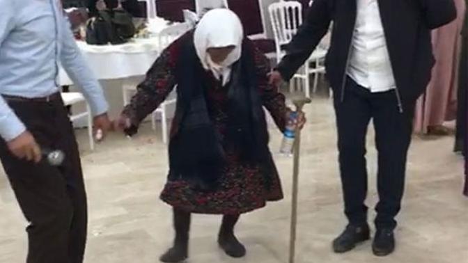 105 Yaşında, Bastonuyla Halay Çeken Sabayi Nine Gençlere Taş Çıkardı