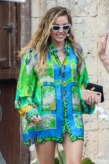 Çuval Giyseler Yakışıyor: Oversize Modasına Gönül Vermiş 7 Moda Canavarı!