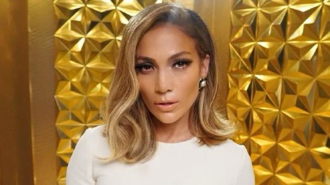 Saçlarından İlham Alın: Jennifer Lopez'in Eforsuz Dalgalı Lob Saçları