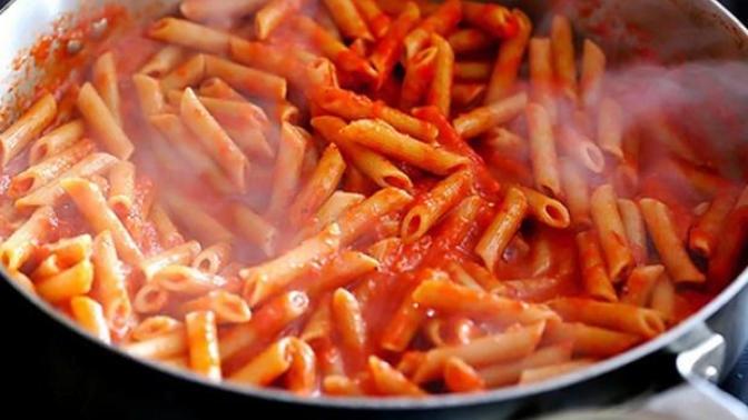 Yapımı Kolay Sarımsaklı Salçalı Makarna Tarifi!