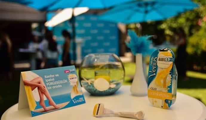 Sadece Özel Günlerde Değil, Her Gün Pürüzsüzlük İçin Gillette Venus Comfortglide Olay Kullanın!