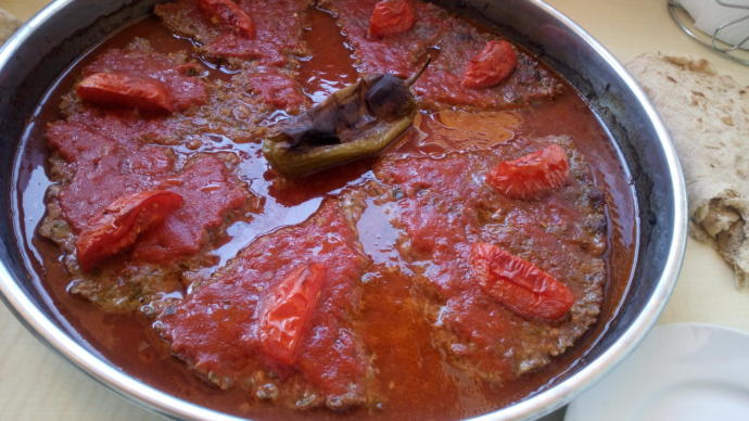Hatay Mutfağının Efsane Yemeği: Sini Kebabı (Tepsi Kebabı)