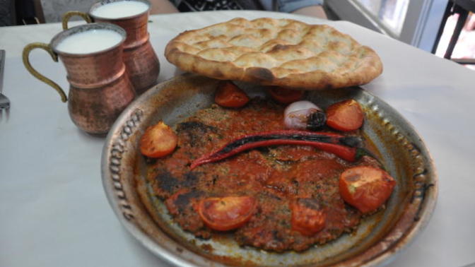 Hatay Mutfağının Efsane Yemeği: Sini Kebabı (Tepsi Kebabı)