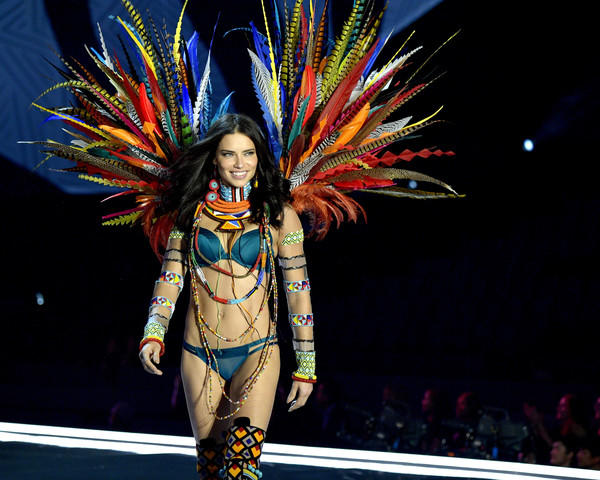 Şarkıcı Tuğba Ekinci, "Adriana Lima mı Kaldı?" Dedi ve Kalçasını Gösterdi