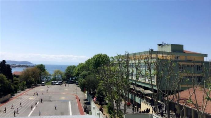 Kadıköy Anadolu Lisesi'nde Gerçekleştirilen 'Simit Parçaları Atma' Geleneğine İnceleme Başlatıldı
