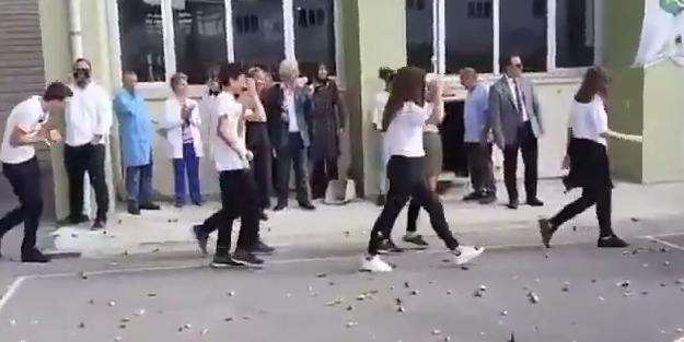 Kadıköy Anadolu Lisesi'nde Gerçekleştirilen 'Simit Parçaları Atma' Geleneğine İnceleme Başlatıldı