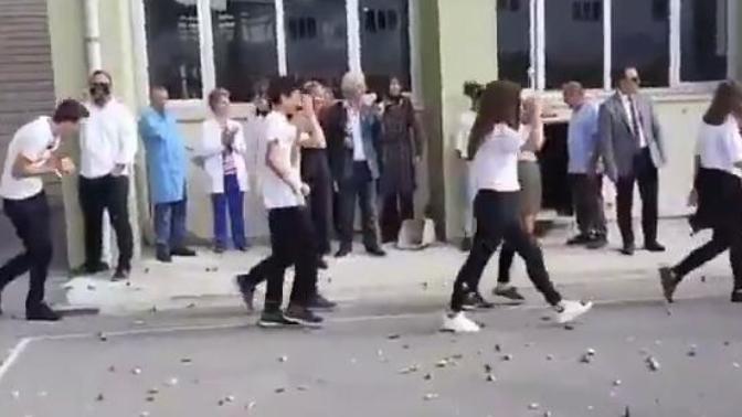 Kadıköy Anadolu Lisesi'nde Gerçekleştirilen 'Simit Parçaları Atma' Geleneğine İnceleme Başlatıldı
